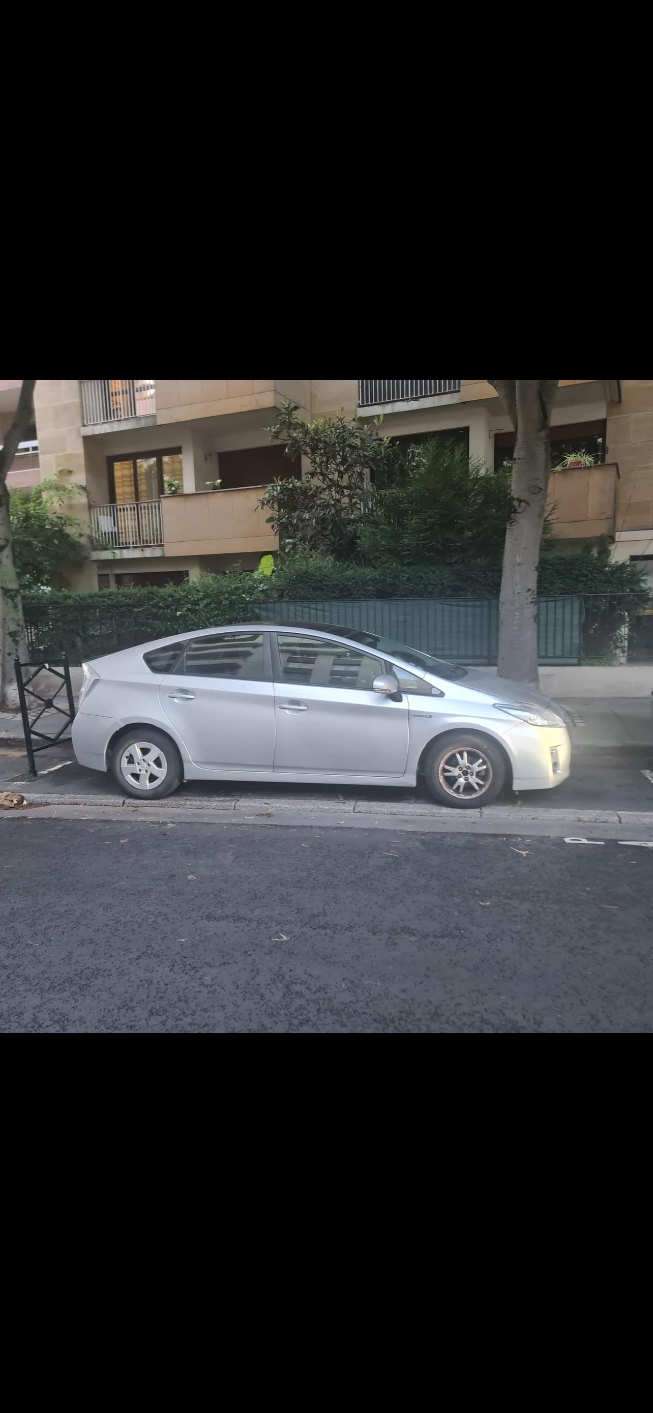 Toyota Prius III miniature 2